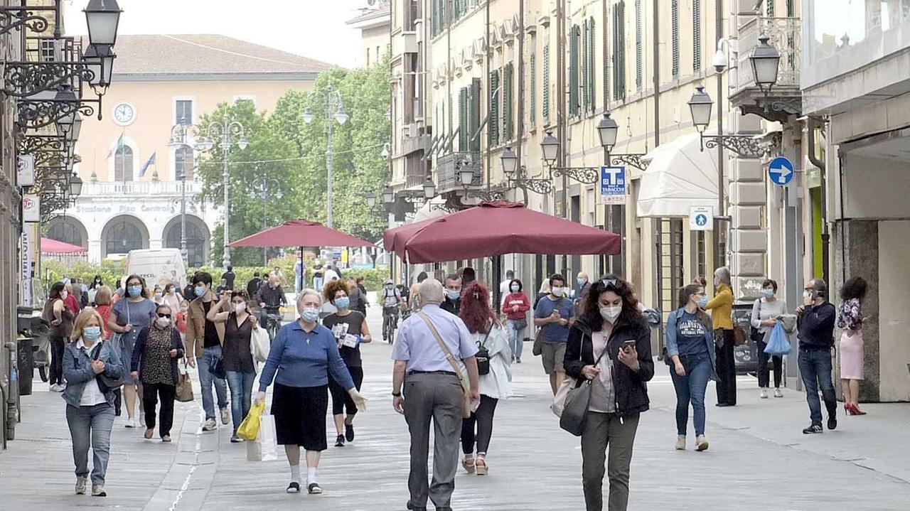 Contagi, nei 35 nuovi casi in Toscana più giovani e asintomatici: «Forse effetto riaperture»