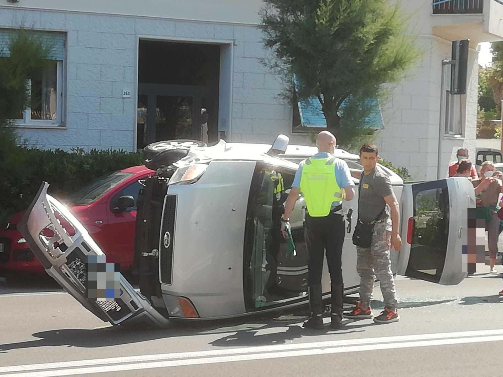 L'auto ribaltata sul viale Italia