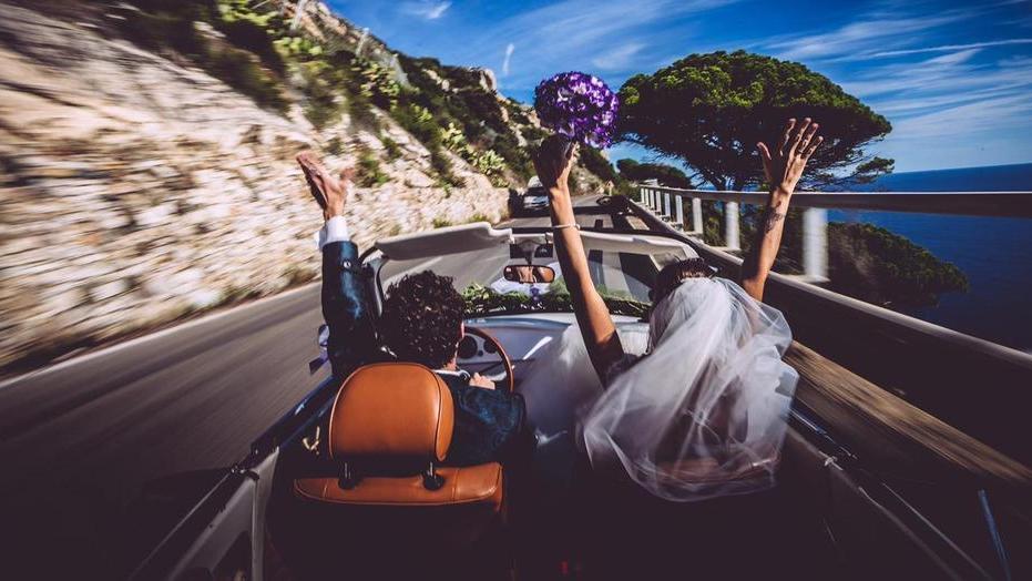 Il crac del business dei matrimoni: senza abbracci in pochi si sposano