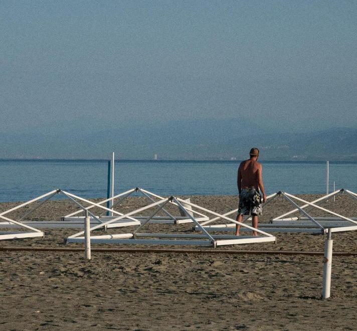 È il D-day delle spiagge: oggi in Versilia già aperto un bagno su quattro 