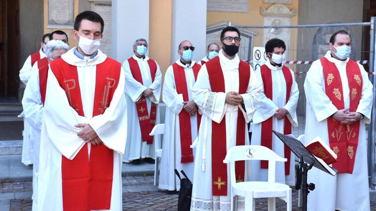 Un gruppo di sacerdoti (con la mascherina sul volto) durante la messa per la patrona santa Giulia