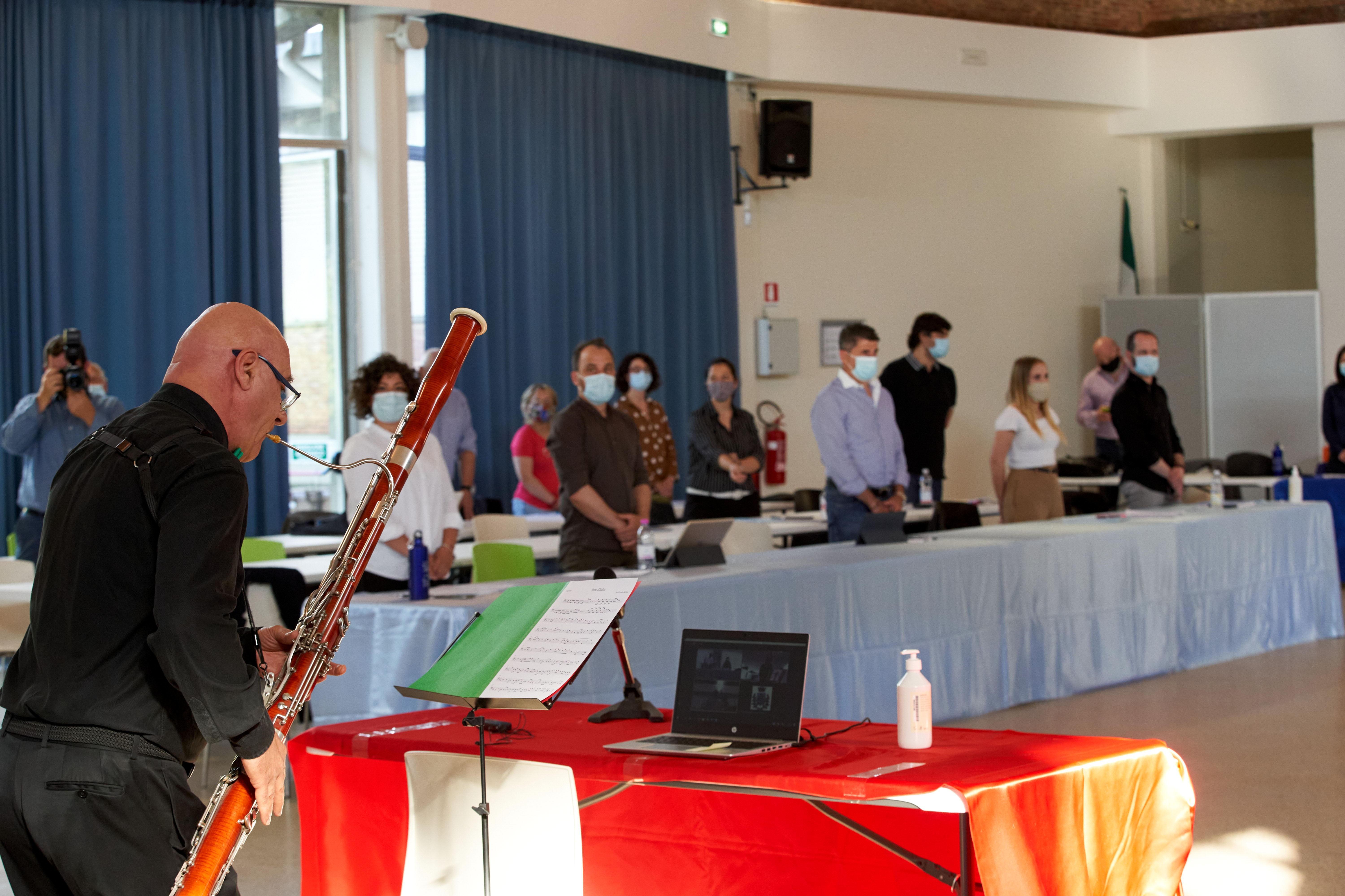Il professore Dabbene ha eseguito al fagotto l’inno di Mameli nel Palazzo delle Esposizioni dove si è tenuto il consiglio comunale (foto Carlo Sestini)
