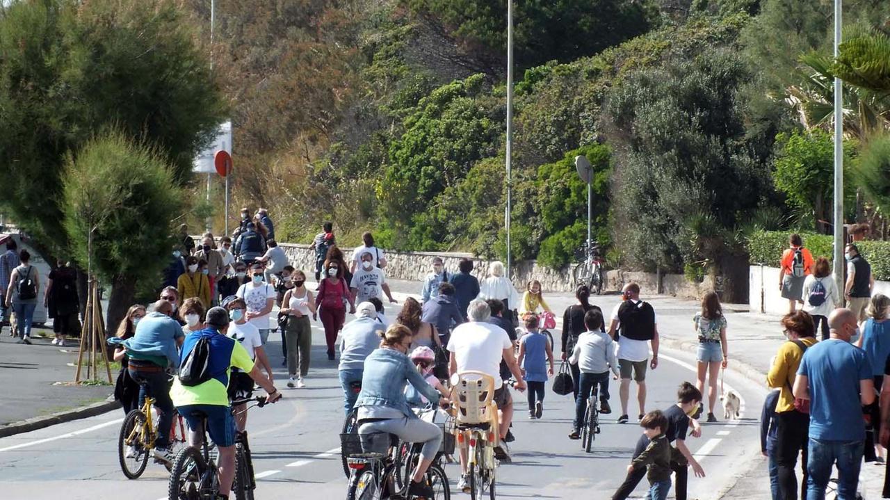 Lungomare Marconi chiuso al traffico (foto Paolo Barlettani)