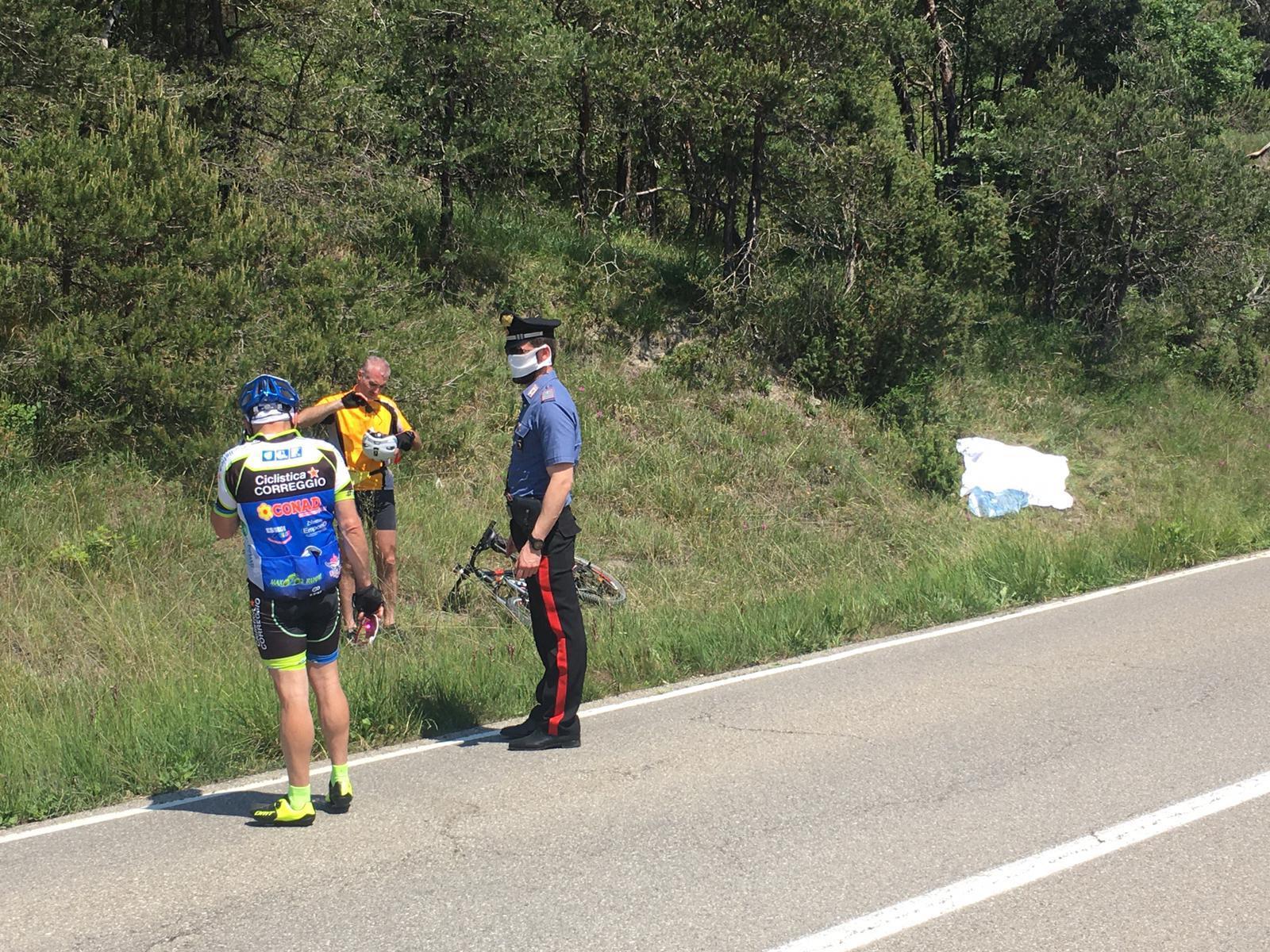 Gli accertamenti dei carabinieri di Baiso dopo il malore che ha stroncato il ciclista di 70 anni a Formigaro