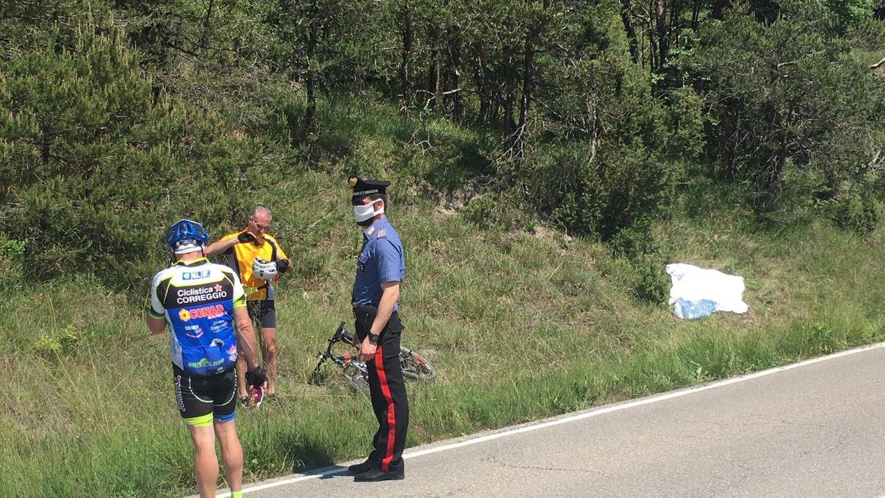 Gli accertamenti dei carabinieri di Baiso dopo il malore che ha stroncato il ciclista di 70 anni a Formigaro