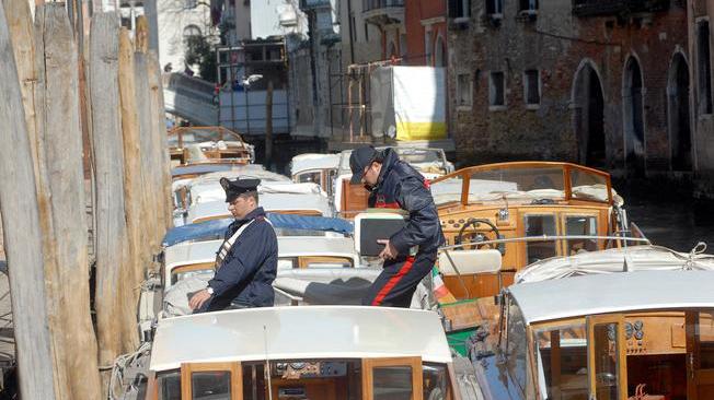 Assembramento in barca a Venezia, puniti