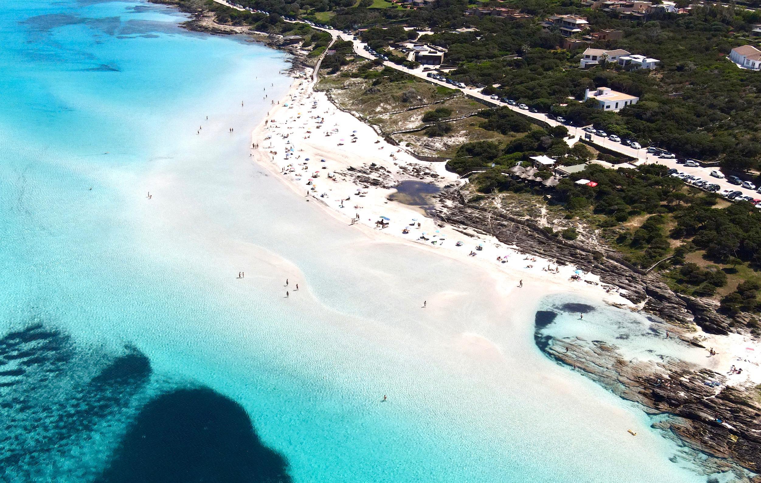 Prove d'estate alla Pelosa di Stintino, spiaggia quasi piena con il distanziamento sociale