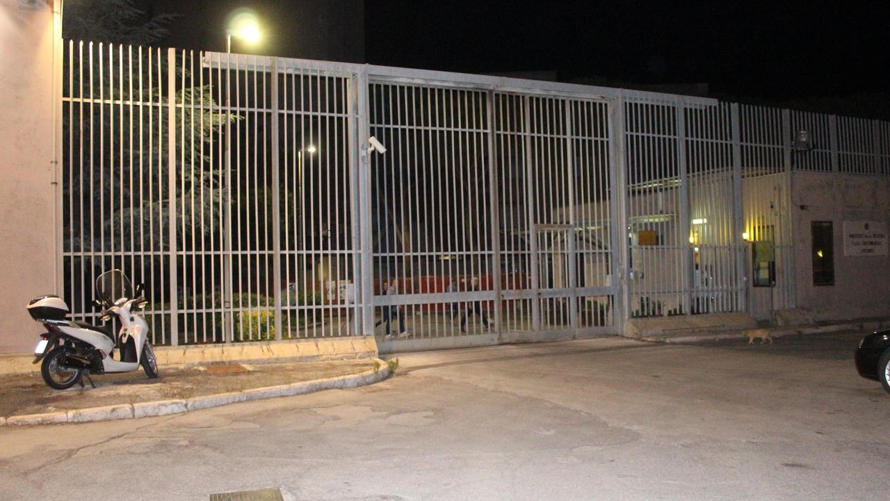 L'ingresso del carcere delle Sughere (foto d'archivio)