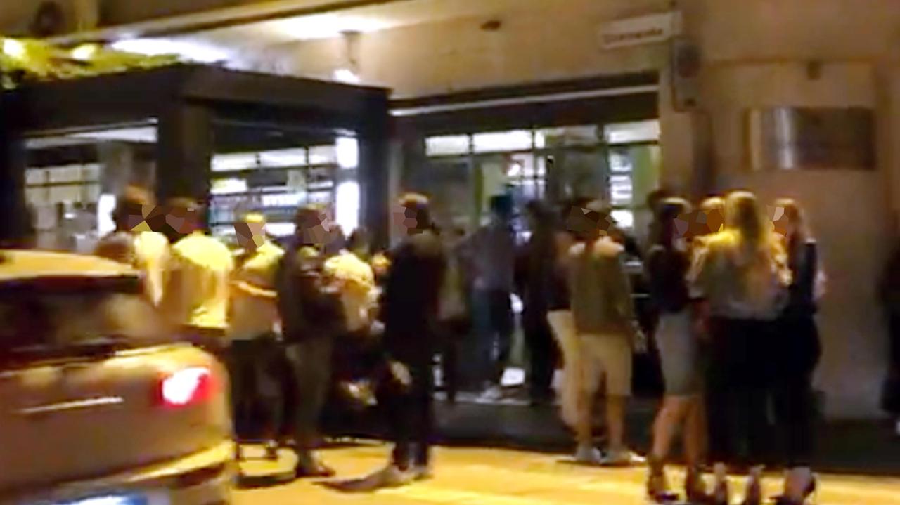 Gruppetti di persone davanti al bar Cristallo di Empoli (foto Carlo Sestini)