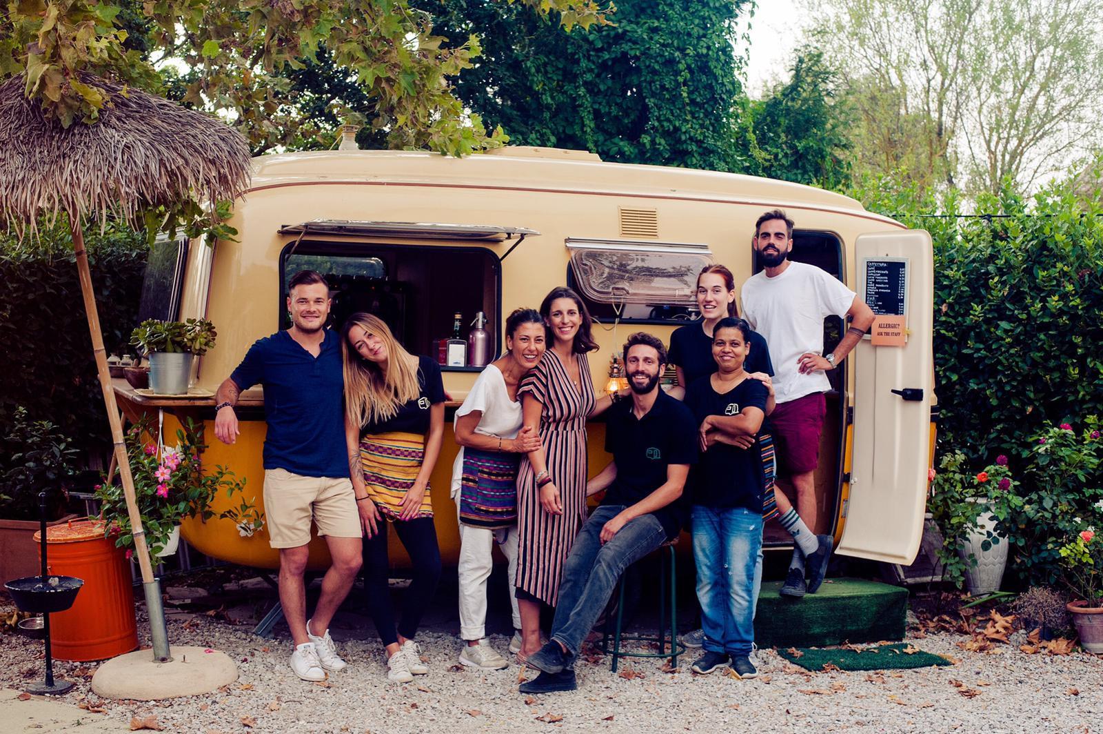 Foto di gruppo dei gestori del Chiosco ai Renai di Castelfiorentino scattata in epoca pre-Covid-19
