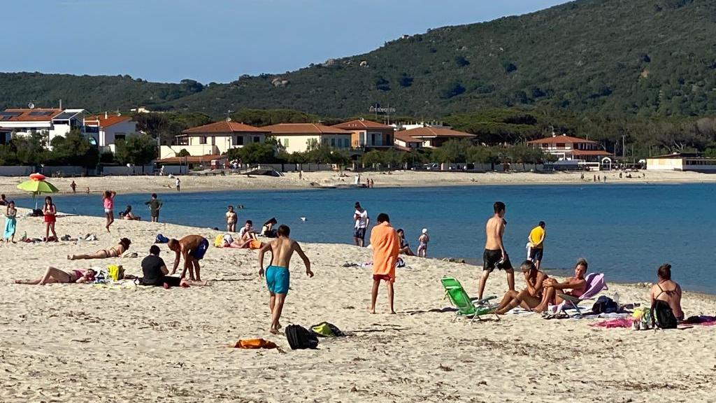 La spiaggia di Marina di Campo si rianima (foto Gio' Di Stefano)