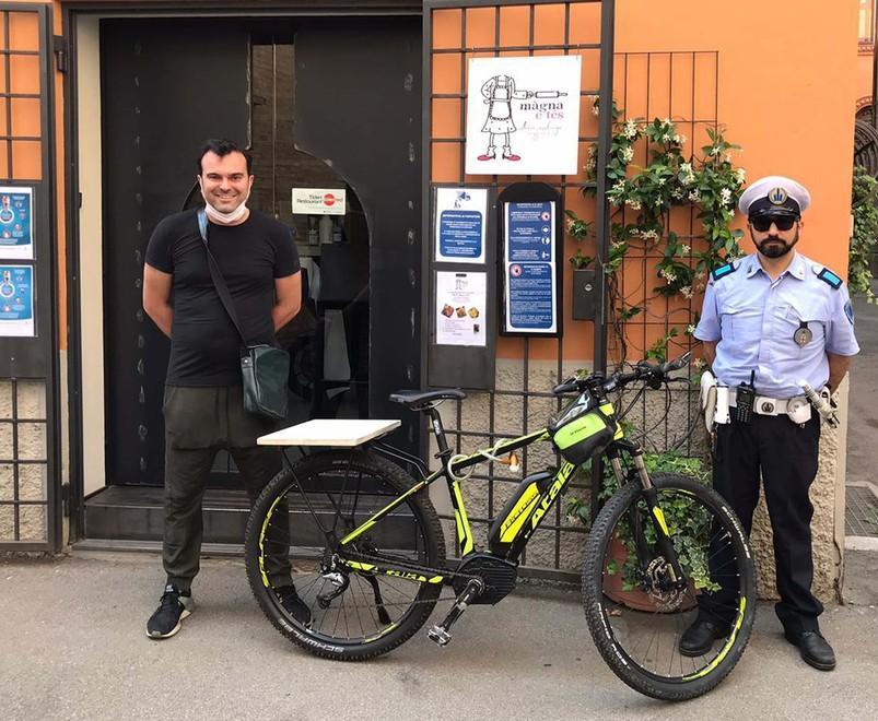 Ruba una bici in centro storico ma viene preso in pochi minuti 