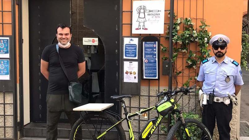 Ruba una bici in centro storico ma viene preso in pochi minuti