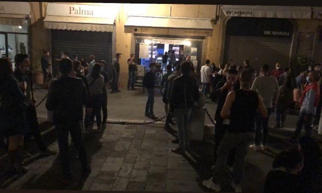 La foto di venerdì sera postata da uno dei titolari del Lebowski