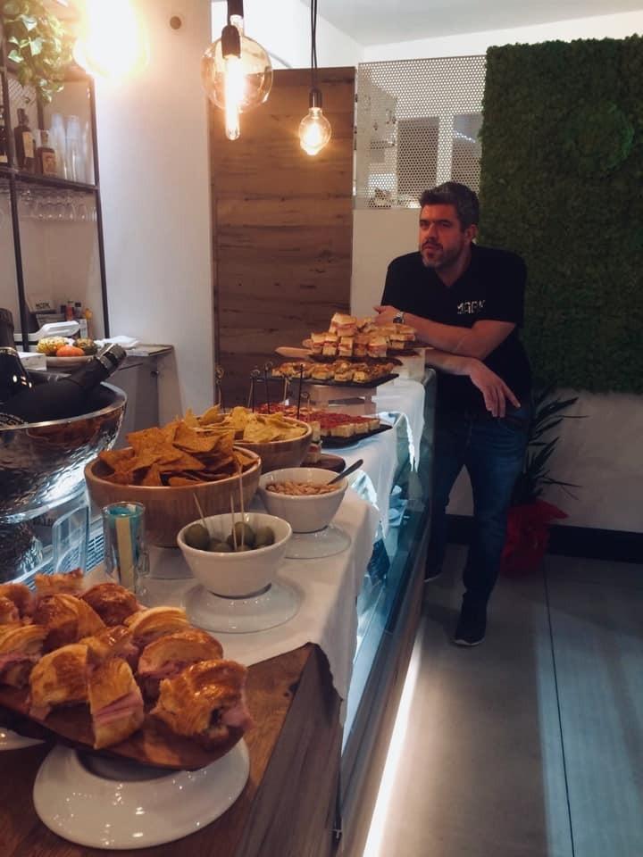 Mattia Cagna all'interno del suo bar di via Valentini