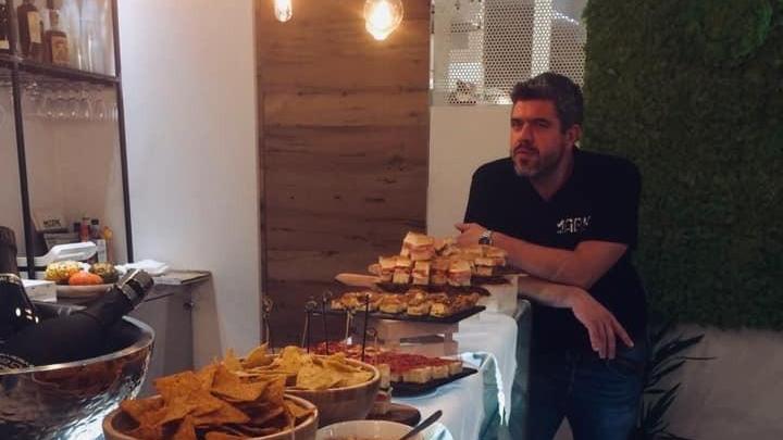 Mattia Cagna all'interno del suo bar di via Valentini