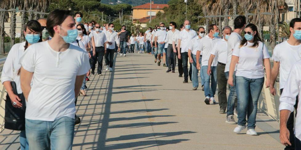 Più di cento sul pontile di Lido di Camaiore in jeans e maglietta per far ripartire il turismo 
