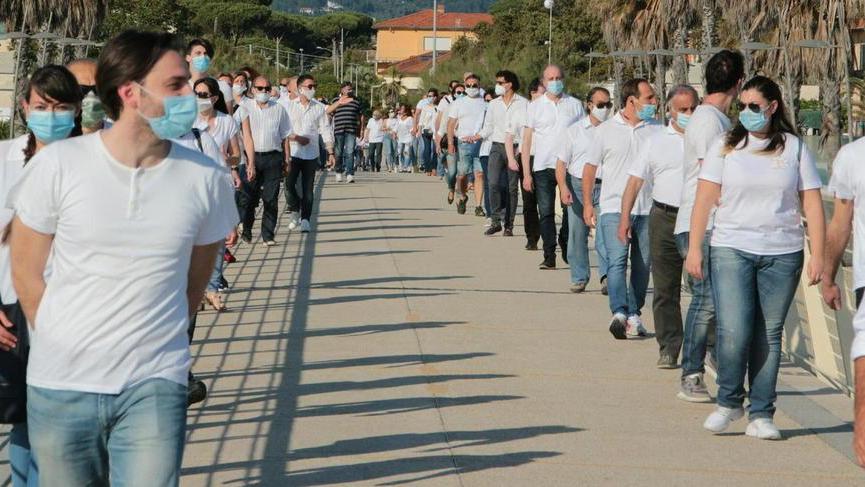 Più di cento sul pontile di Lido di Camaiore in jeans e maglietta per far ripartire il turismo