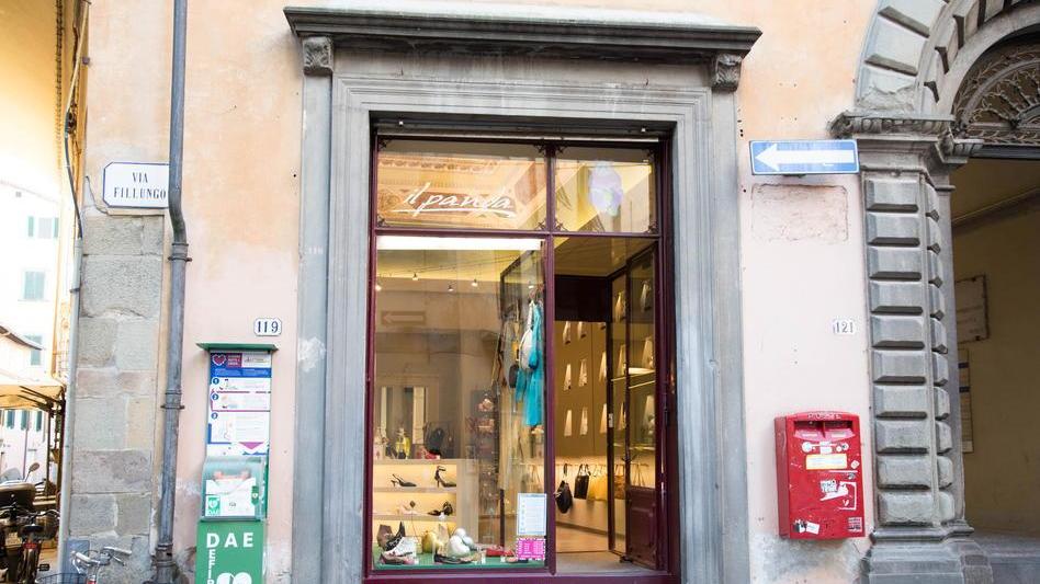 Commerciante sventa il furto in via Fillungo sorprende a rubare il suo storico commesso