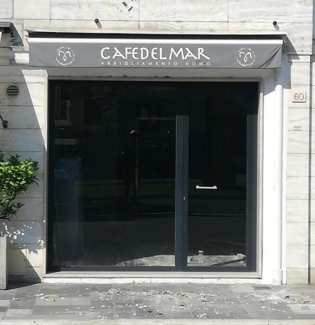 Calcinacci caduti di fronte ad un negozio