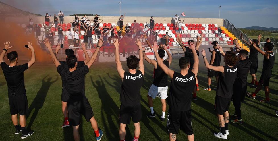 L’ultimo allenamento poi l’incontro tra squadra e tifosi