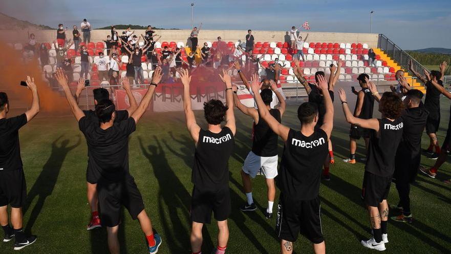 L’ultimo allenamento poi l’incontro tra squadra e tifosi