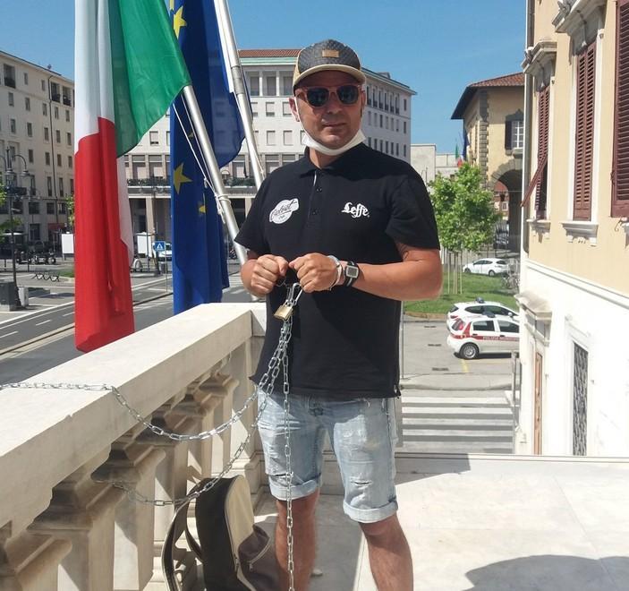 S’incatena davanti al municipio «Non viviamo con 600 euro»