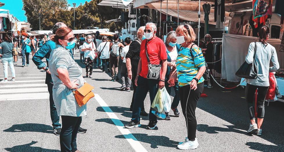  Mercatino del Venerdì in guanti e mascherina ma c’è aria di festa tra clienti e ambulanti 