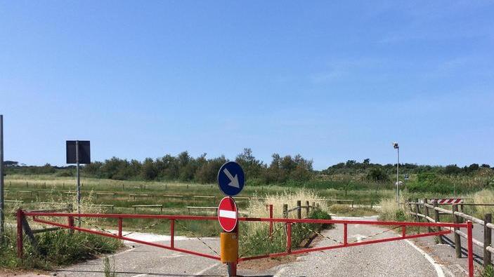 «Sbarra del parcheggio giù per evitare la corsa al mare»
