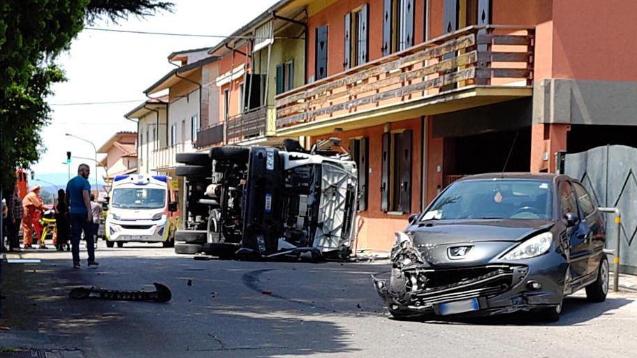 Camion si ribalta tra le case