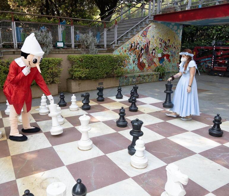 Il burattino Pinocchio torna a far sorridere i più piccini Il parco riapre in sicurezza 