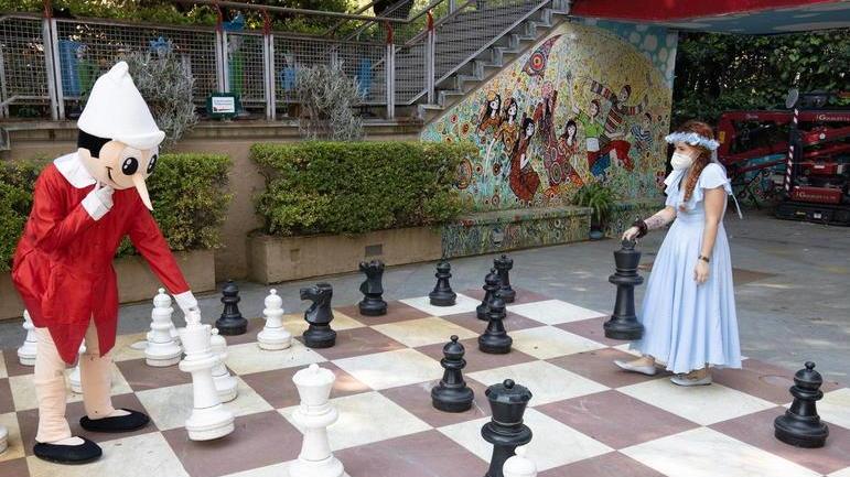 Il burattino Pinocchio torna a far sorridere i più piccini Il parco riapre in sicurezza