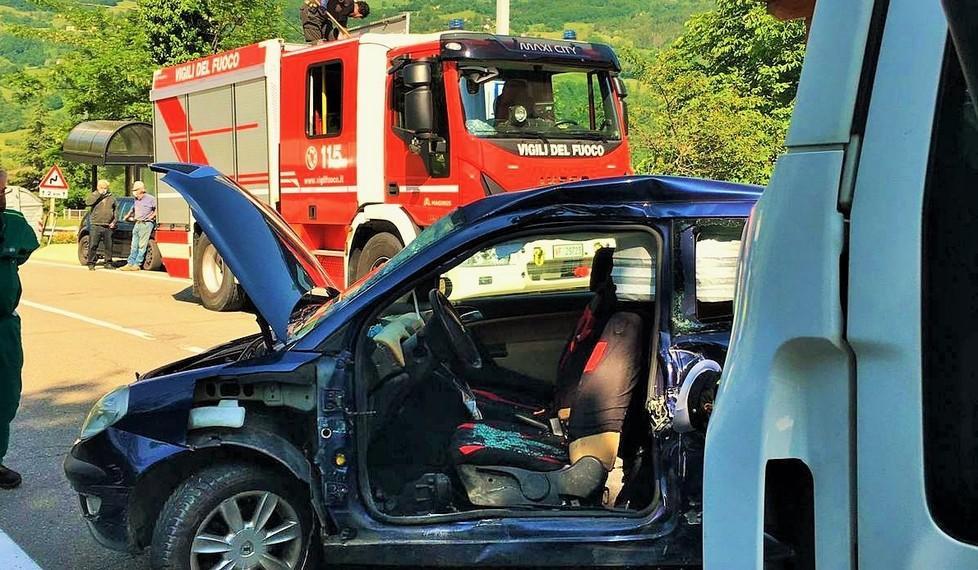 Non vede il camion e si immette in strada Anziano travolto