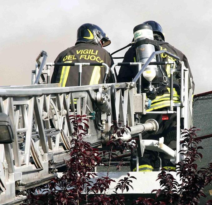 Tetto di una villetta a fuoco Momenti di paura a Goro 