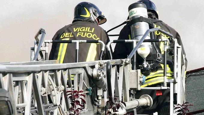 Tetto di una villetta a fuoco Momenti di paura a Goro