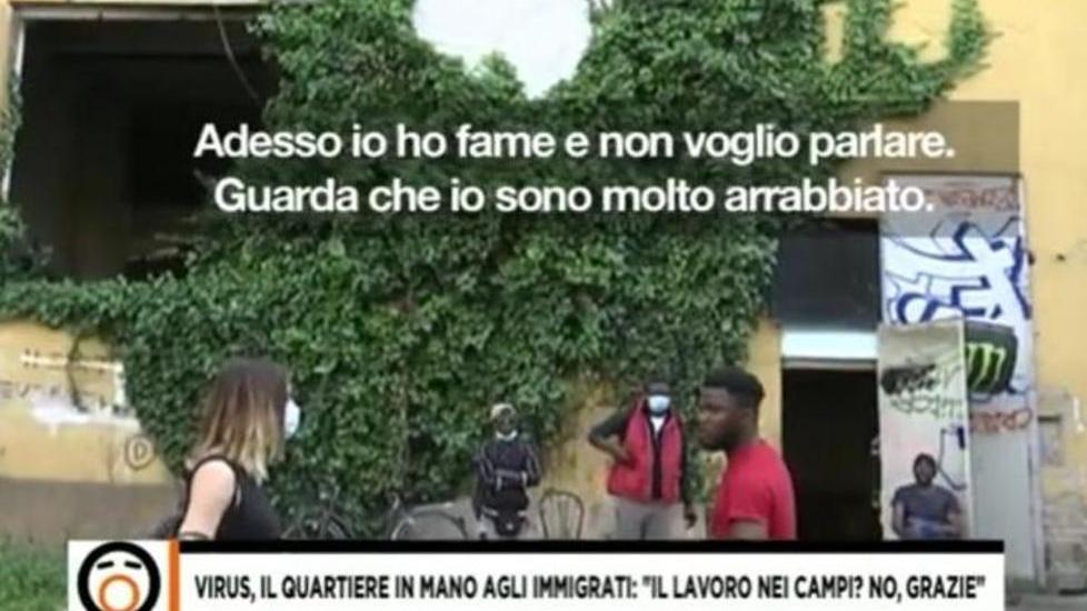 Trovato tra i capannoni con stecche di hascisc e sette banconote false