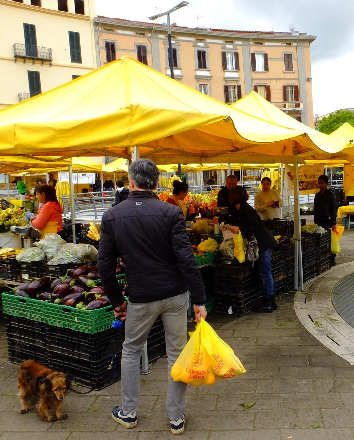 Riaprono i mercatini settimanali con bancarelle dimezzate