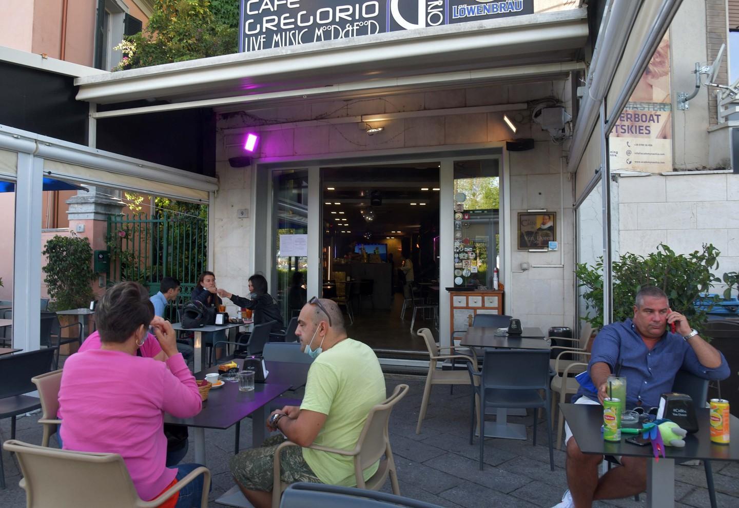 Norme anti-assembramento a Olbia: «Siamo baristi, non poliziotti» 
