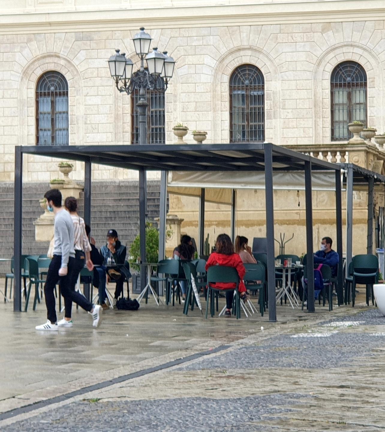 Sassari, ristorazione: per i tavolini spazio doppio e zero Tosap fino a ottobre 