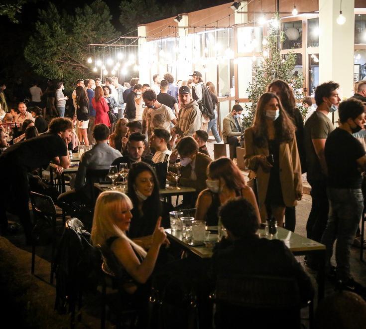 Modena. La movida è tornata e il centro s’illumina Ma la giusta distanza si perde nella notte 