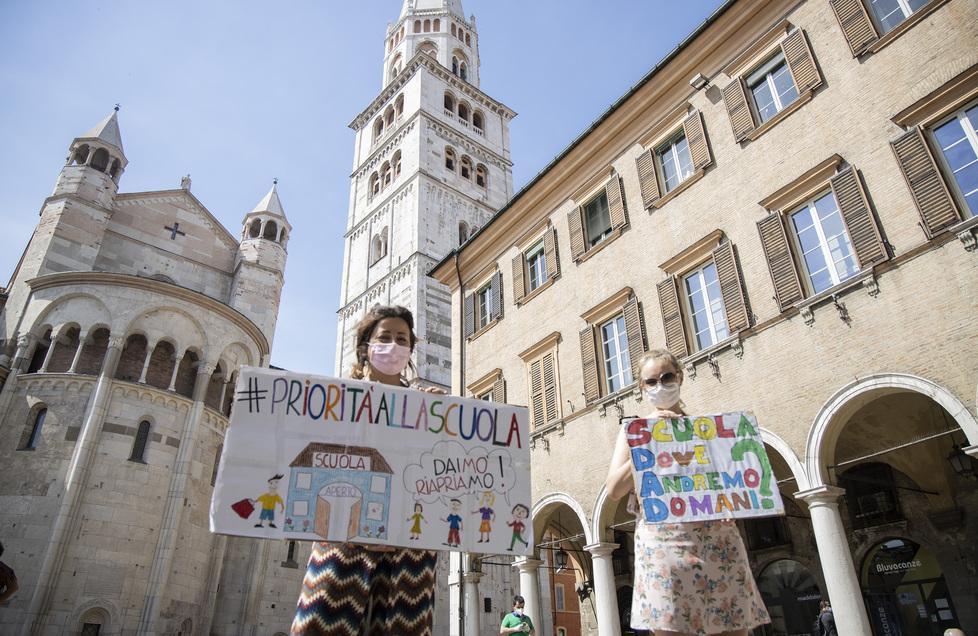 Modena, protesta in piazza: «Basta didattica on line Vogliamo tornare a scuola e con lezioni all’aperto» 
