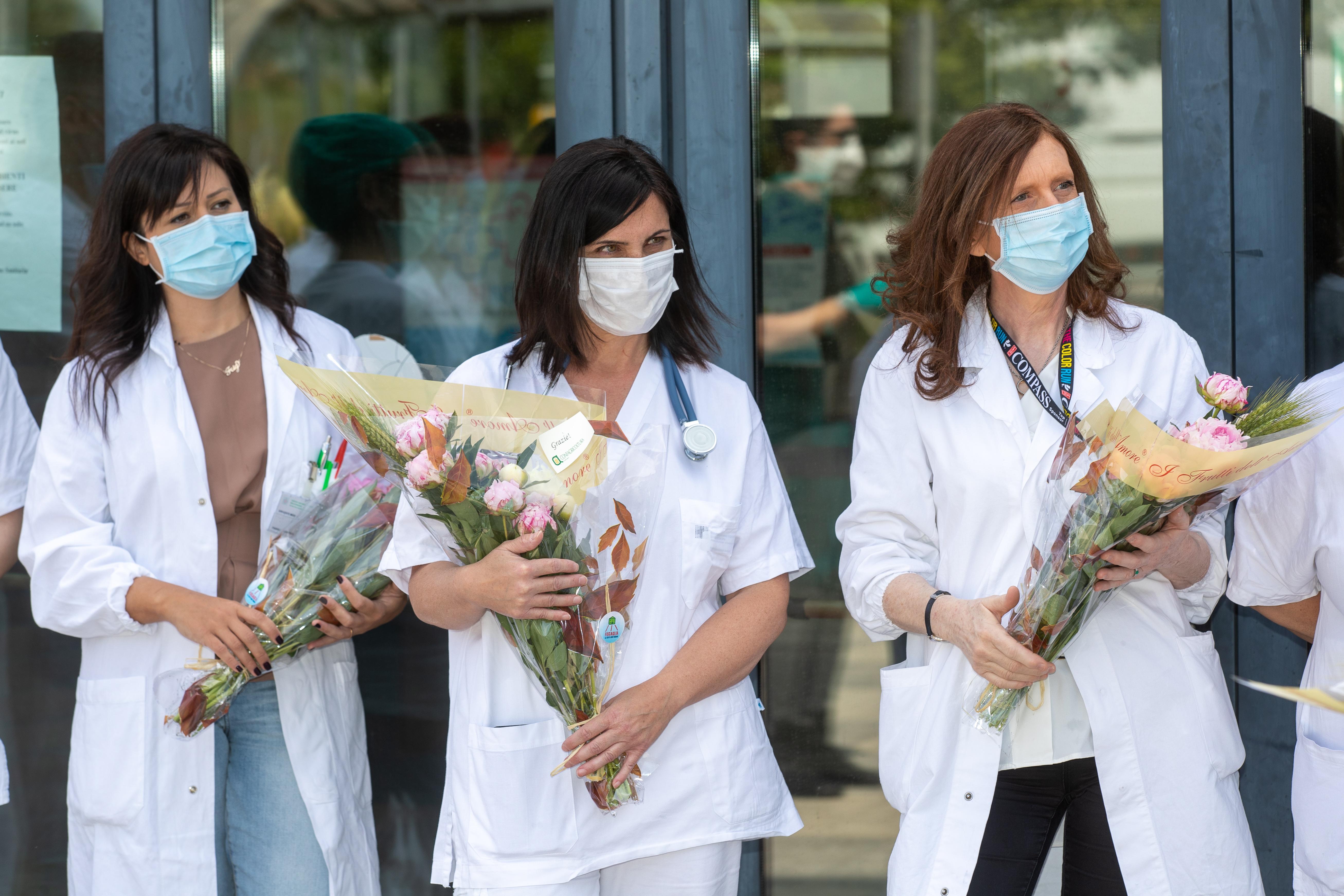 Un fiore come ringraziamento al personale di Delta e Sant’Anna