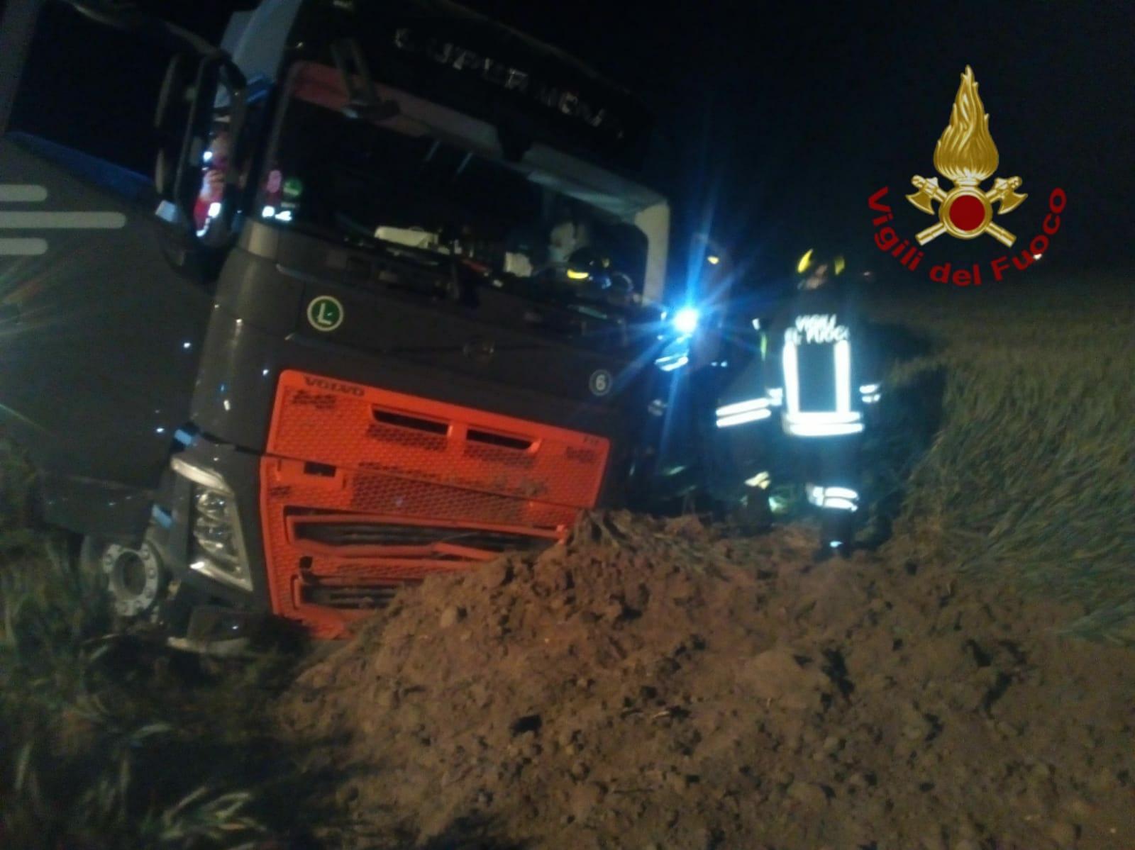 Reggiolo, camion si ribalta fuori strada lungo la Cispadana: grave il conducente
