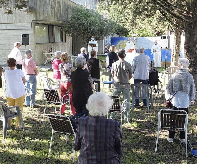 Fedeli fuori dalla chiesa, la messa è in giardino: per ogni posto una X disegnata sull’erba 