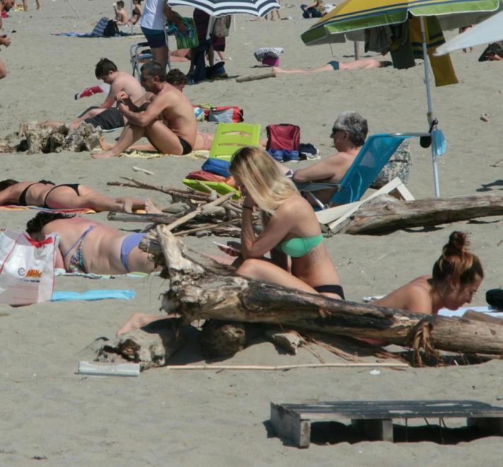 Tornata la libertà, è assalto alle spiagge. Blitz della Capitaneria anti-assembramenti 