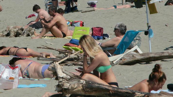 Tornata la libertà, è assalto alle spiagge. Blitz della Capitaneria anti-assembramenti