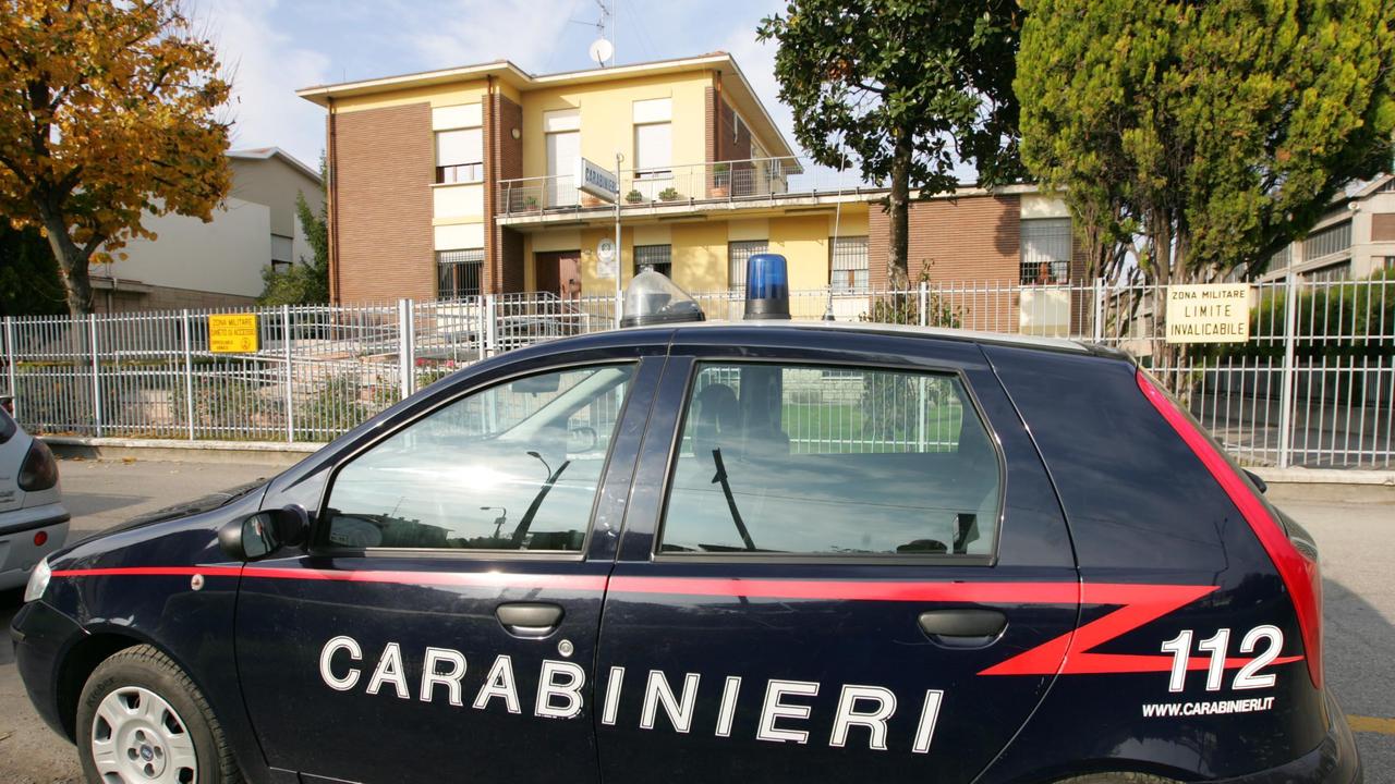 Litiga con il padre e poi gli brucia il rimorchio del camion: denunciato un 30enne