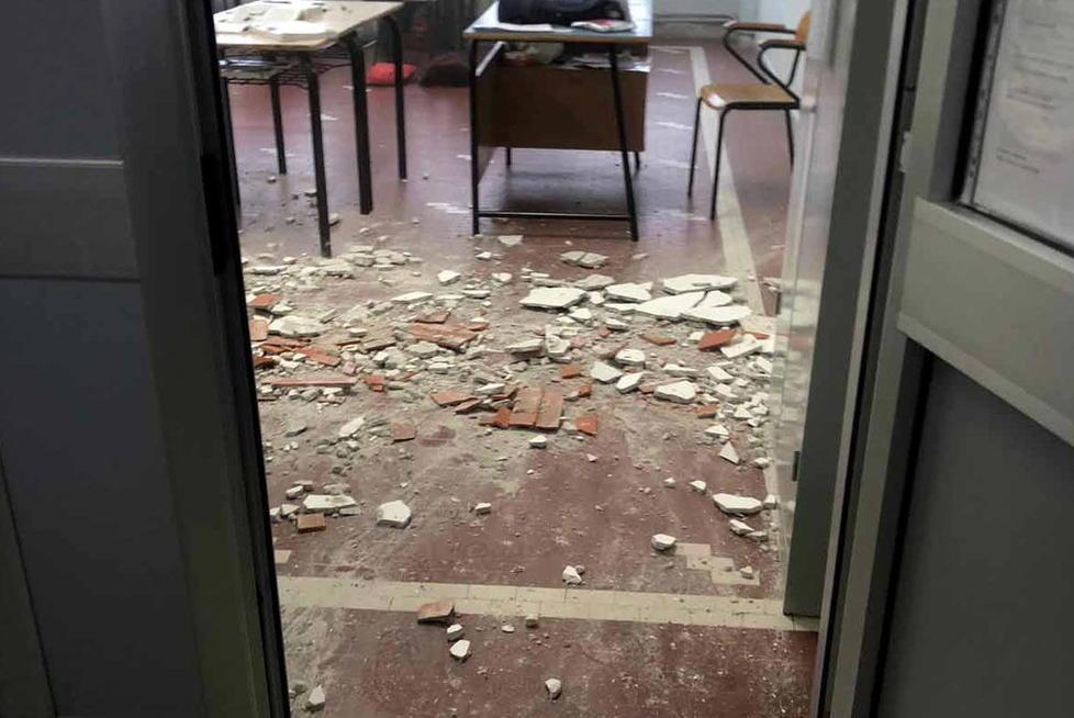 Il crollo a gennaio 2020 nella scuola Pascoli che ha dato il via al movimento dei Caschetti Gialli