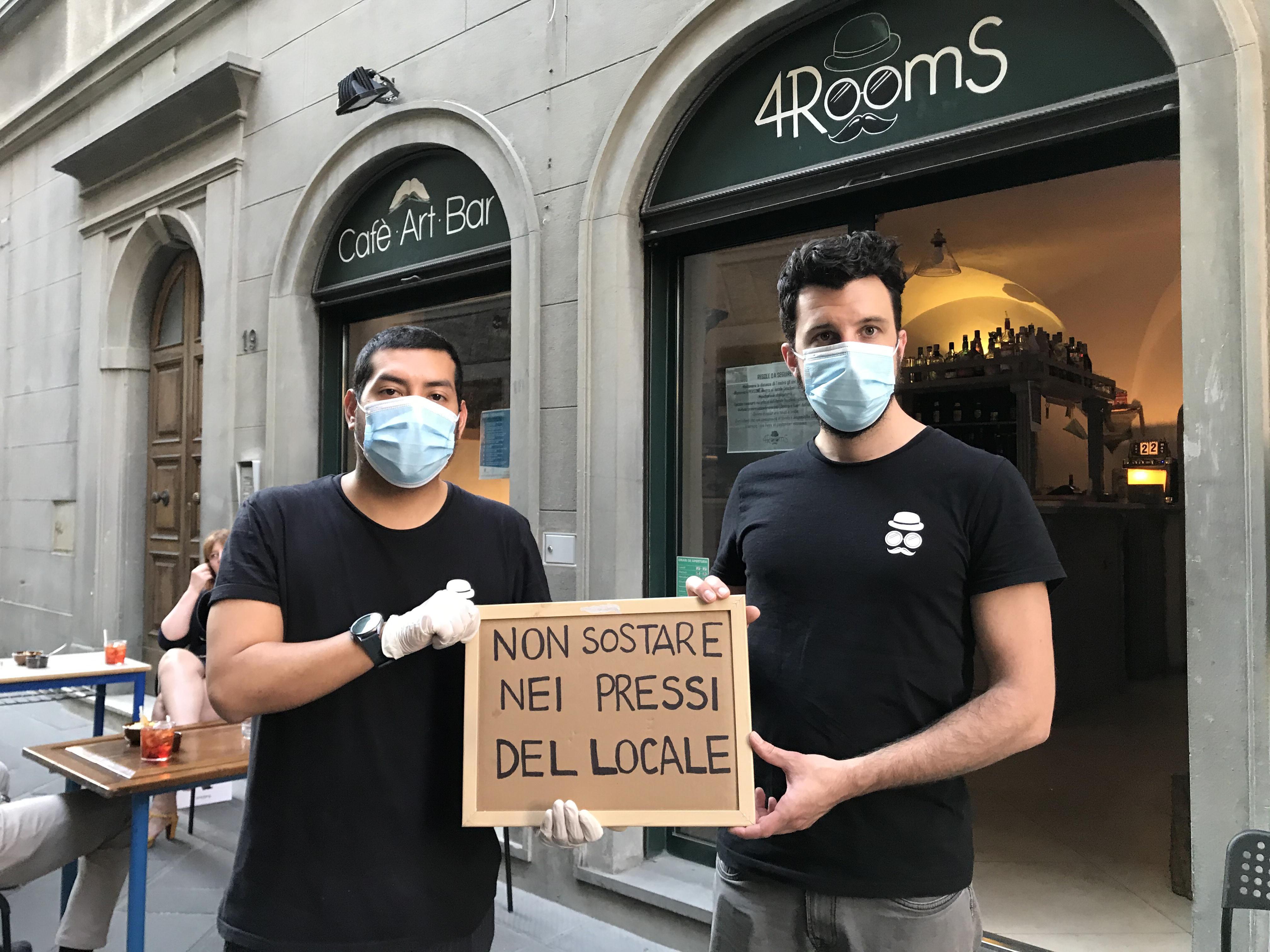 Samuele Tosetti e Riccardo Biagini fuori dal Cafè Art Bar 4RroomS in via Lanaioli