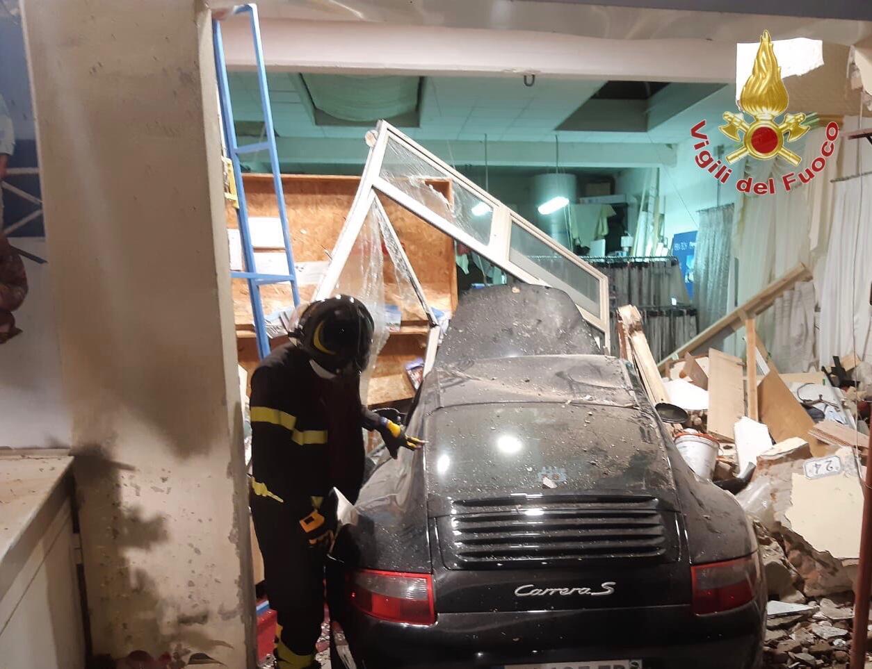 Sbanda con la Porsche e distrugge il portone d'ingresso di un laboratorio 